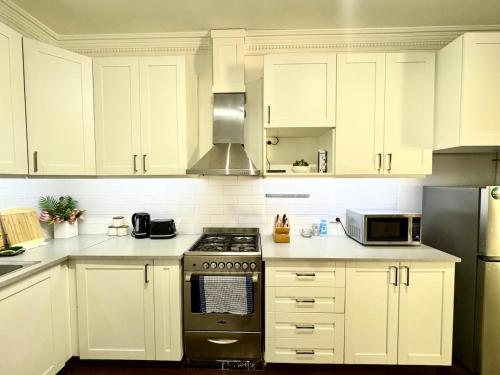 Kjøkken, Comfy family home-15 mins to CBD & beach in Richmond