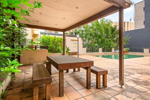 Stylish 2-Bed Apartment with Pool in Camperdown - image 9
