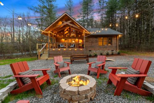 Family fun, romantic Hot Tub, Firepit, King Bed 15 min from Blue Ridge & Ellijay, Blue Ridge