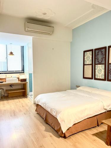 Standard Double Room image 10