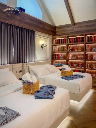 Family Room image 3