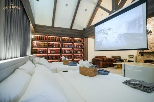 Family Room image 9