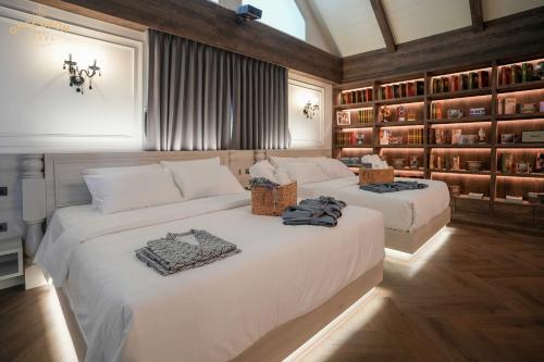 Family Room image 8