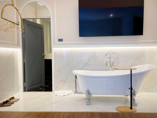 Deluxe Double Room with Bath image 10