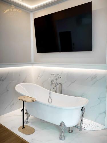 Deluxe Double Room with Bath image 3