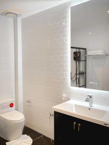 Deluxe Double Room with Bath image 2