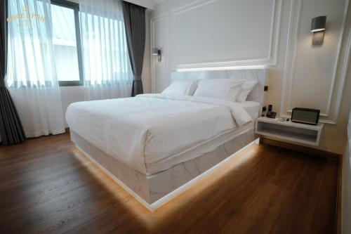 Deluxe Double Room with Bath image 6