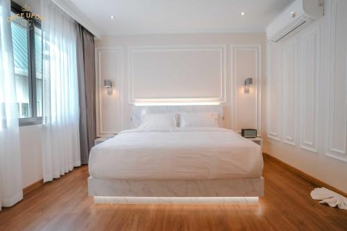 Deluxe Double Room with Bath image 7