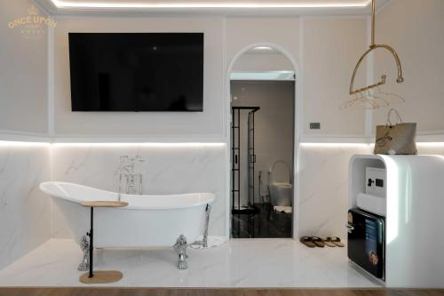 Deluxe Double Room with Bath image 1