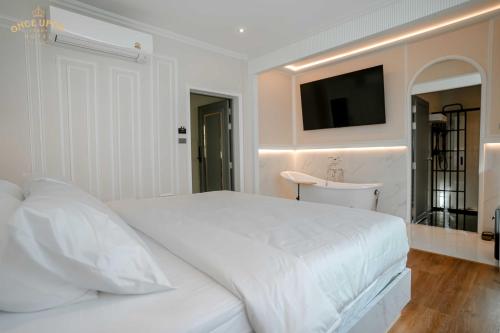 Deluxe Double Room with Bath image 8
