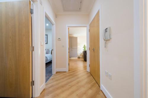 Intrare, Camstay Longworth Avenue in Zona Andrews Hall