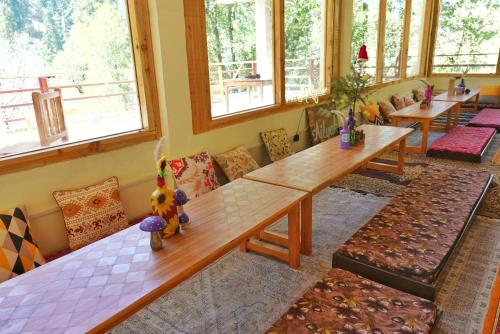 Restorāns, Ailyak Stays and Cafe, Shoja, Jibhi in Jibhi