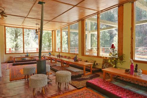 Restorāns, Ailyak Stays and Cafe, Shoja, Jibhi in Jibhi