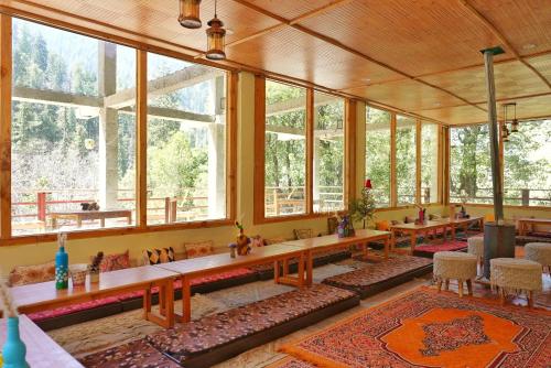 Restorāns, Ailyak Stays and Cafe, Shoja, Jibhi in Jibhi