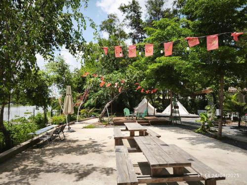 Cắm trại trong ngày view sông - Homestay Mẹ Khang 2 (Cam trai trong ngay view song - Homestay Me Khang 2) in Dzielnica Cu Chi