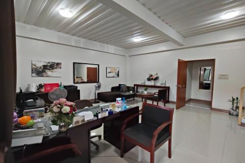 La Belladoza near NAIA T1 Airport, Manila (fotografie 6)