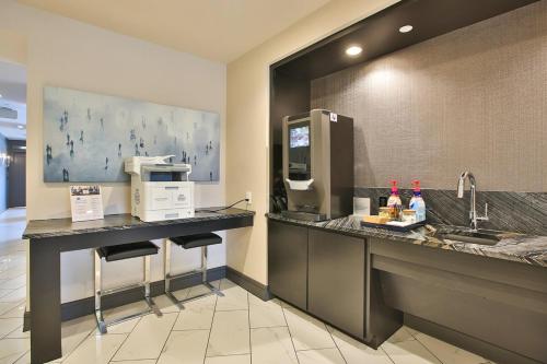 Modern Suites By The Texas Medical Center & NRG Stadium - image 11