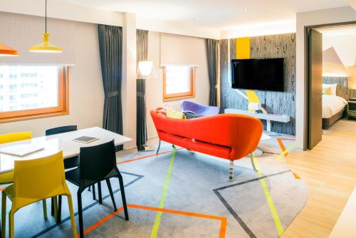 room detail thumbnail 1