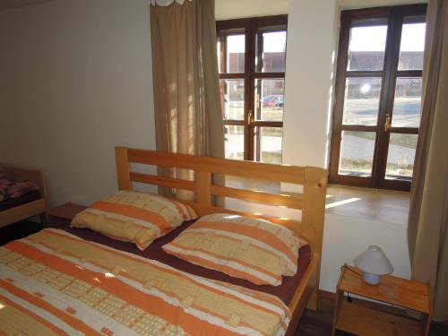 1 queen bed, 2 twin beds
