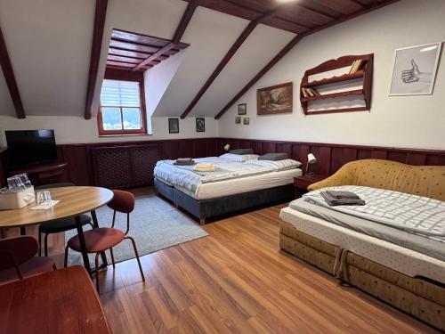1 king bed, 1 sofa bed