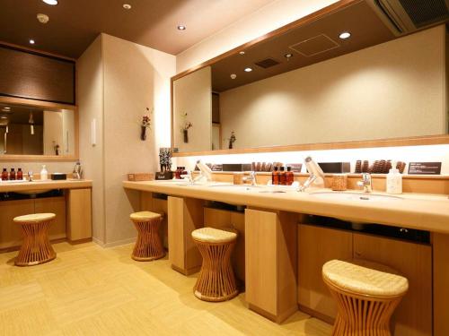 Highly-rated bar