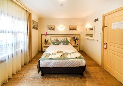 Standard Double or Twin Room image 7