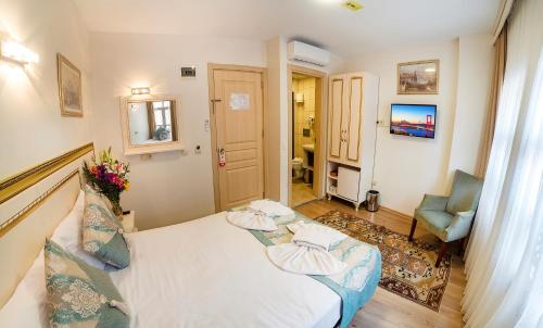 Standard Double or Twin Room image 6