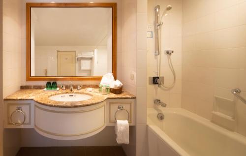 Deluxe Double Room 36sqm - Smoking image 2
