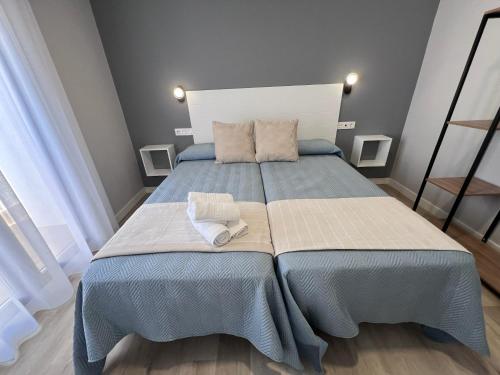 2 twin beds, 1 sofa bed