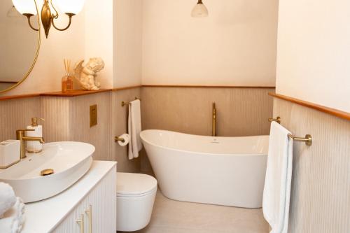 Luxury Apartment image 6