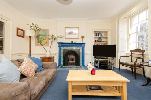 JOIVY Gorgeous 2-bed flat near Edinburgh Castle - Tap to explore photos