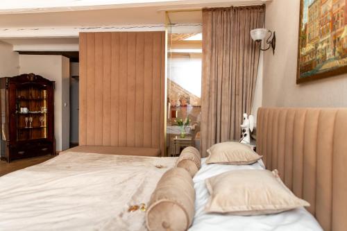 Luxury Apartment image 9