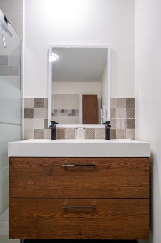 Bathroom, Gite la Seigneurie -Piscine & SPA in Beaulieu