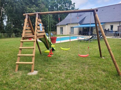 Playground, Gite la Seigneurie -Piscine & SPA in Beaulieu