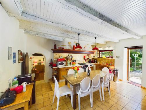 virtuve, Villa Luxe avec Spa, Piscine Chauffee & Salle de Sport a Beauville in Beauville