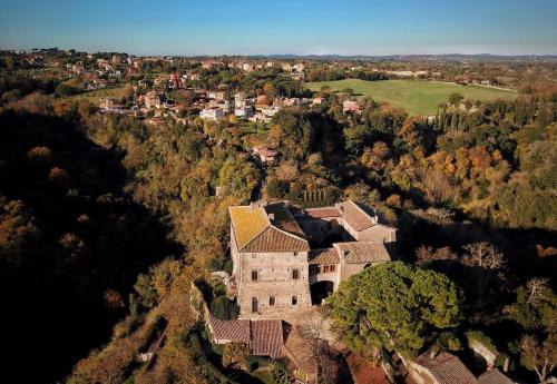 Castello Farnese, Roma, sulla Via Francigena in 伊索拉法爾內塞