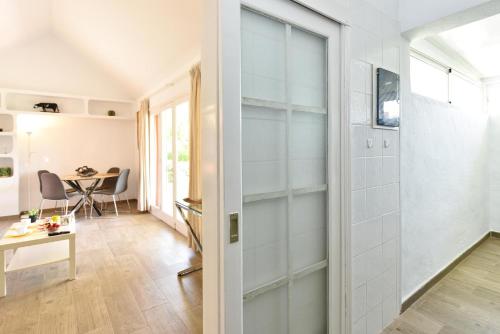 Two-Bedroom House image 4