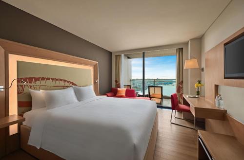 Executive Room, balcony with Han River view & P remier Lounge Access - 1 king bed