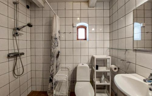 Fürdőszoba, Amazing Home In Ubbalt With Sauna in Ubbalt