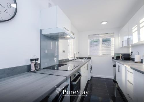 BIG House for Business Stays in Barnsley with 6-bedrooms & 8 Beds by PureStay in Μπάρνσλι