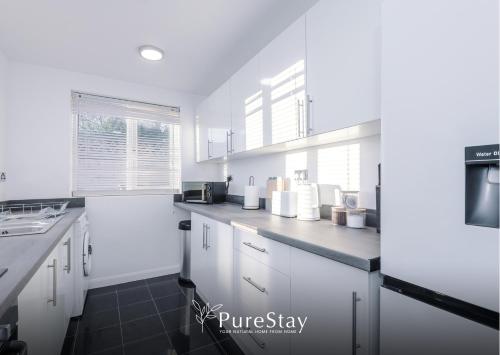 BIG House for Business Stays in Barnsley with 6-bedrooms & 8 Beds by PureStay in Μπάρνσλι