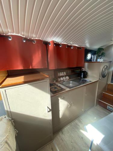 Les Pichies, Bateau insolite, Le Nathalie Nath in Chassenard