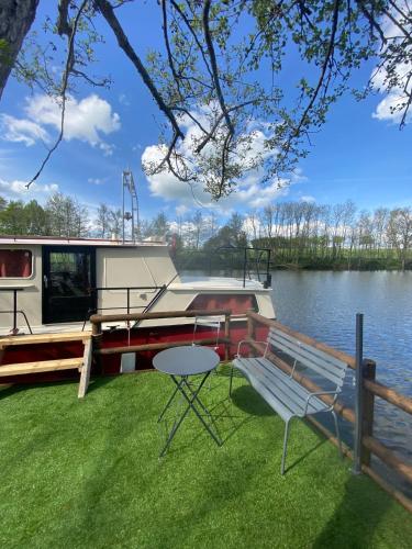 Les Pichies, Bateau insolite, Le Nathalie Nath in Chassenard