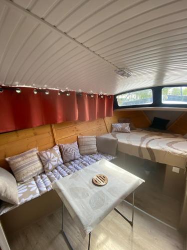 Les Pichies, Bateau insolite, Le Nathalie Nath in Chassenard