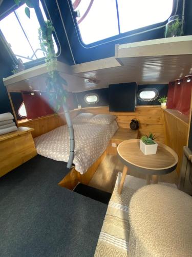 Les Pichies, Bateau insolite, Le Nathalie Nath in Chassenard