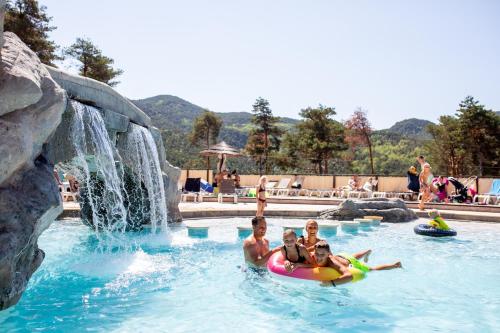 Úszómedence, Camping RCN Les Collines de Castellane in La Garde (Provence-Alpes-Cote d'Azur)
