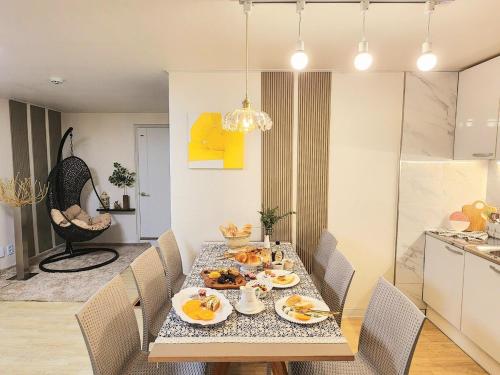 8 minutes walk from Sillim Station, fully furnished