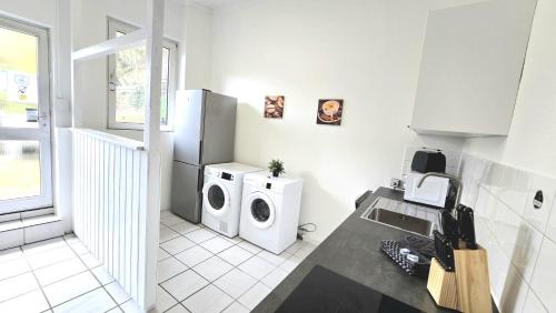 Køkken, Modernes Apartment mit Einzelbetten, Parkplatz vor der Tur, Wifi, voll ausgestattete Kuche, inklusiv in Altena
