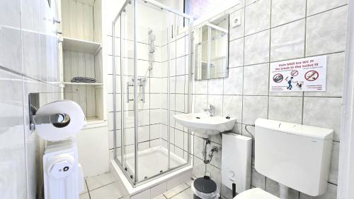 Bruser, Modernes Apartment mit Einzelbetten, Parkplatz vor der Tur, Wifi, voll ausgestattete Kuche, inklusiv in Altena