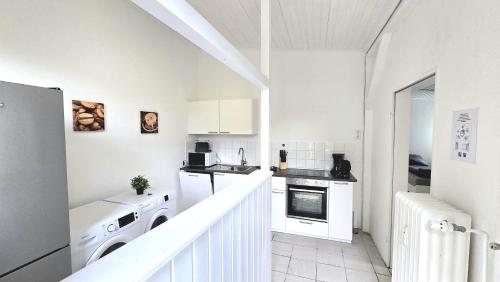 Køkken, Modernes Apartment mit Einzelbetten, Parkplatz vor der Tur, Wifi, voll ausgestattete Kuche, inklusiv in Altena